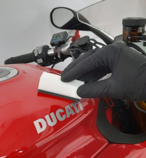 Aplikacja powłoki ceramicznej na lakier motor w Auto Detailing BIG TOY STUDIO Kraków